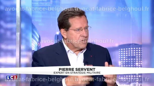 Pierre Servent lors d'une interview matinale sur la stratégie militaire.