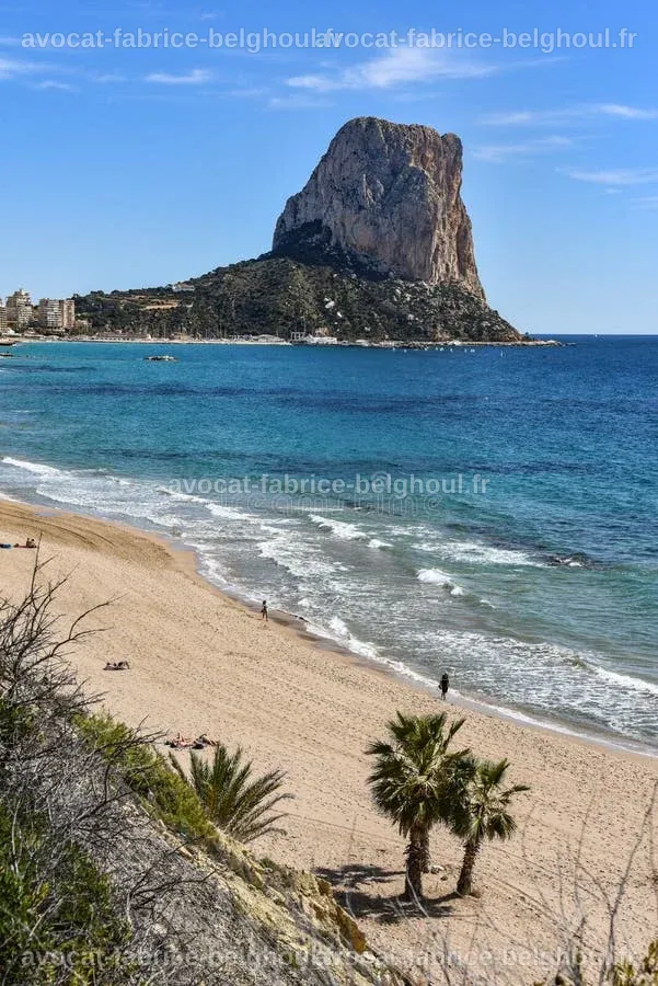 Vue panoramique de la plage de Calpe mettant en avant le rocher emblématique Penon de Ifach.