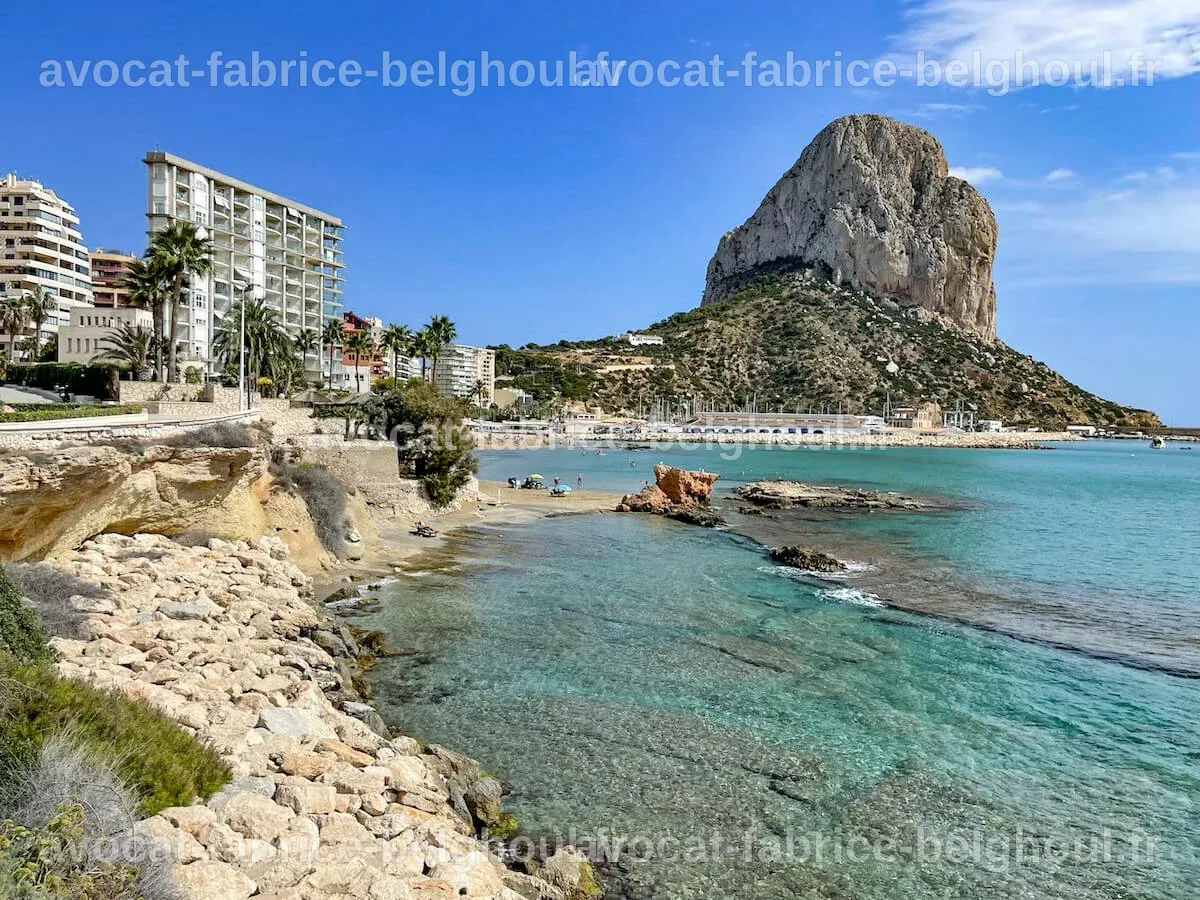 Plage de Calpe en Espagne, célèbre pour son paysage côtier et ses activités nautiques.