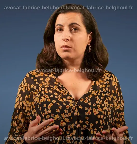 Portrait de Rachel Binhas, journaliste engagée, avec un fond neutre.