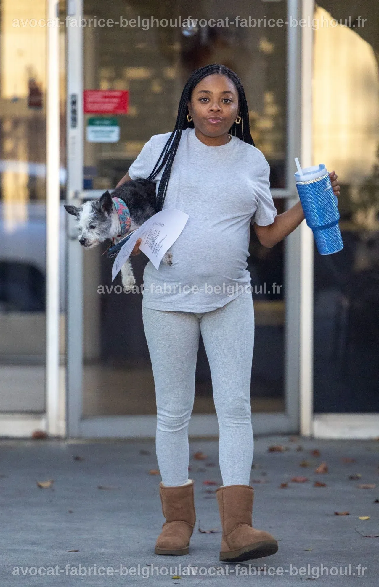 Skai Jackson enceinte à Sherman Oaks, souriante et rayonnante.