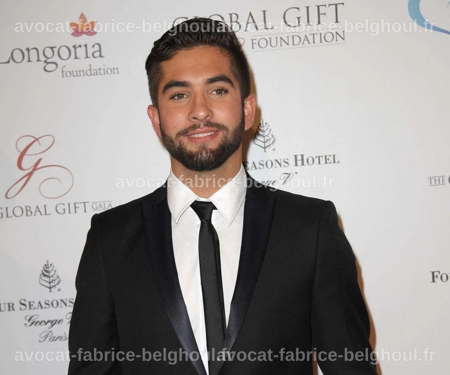 Kendji Girac sur scène, captivant le public avec sa performance.