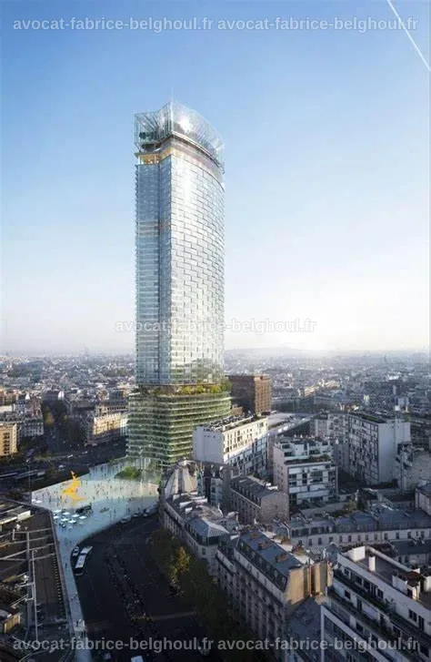 Perspective de la Tour Montparnasse, soulignant sa taille imposante.